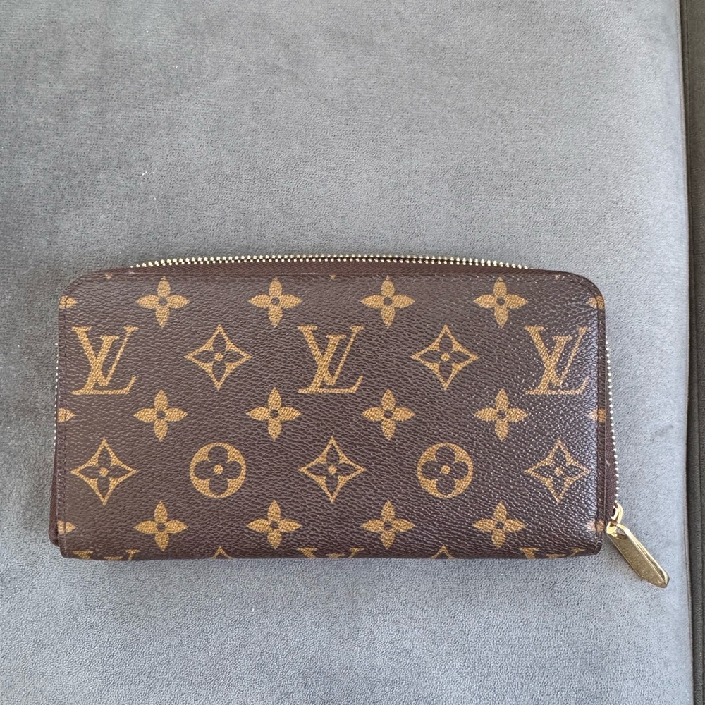 Louis Vuitton Monogram Zippy Wallet in Standard Monogram Design